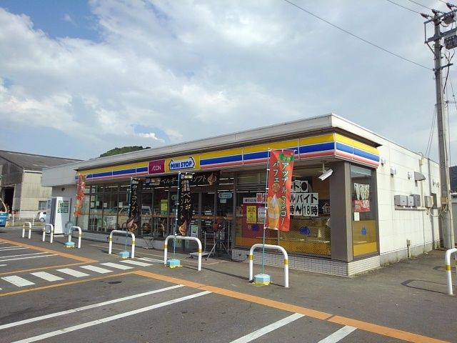近くのミニストップ坂出髙屋町店まで2,400m（徒歩30分）