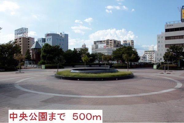 近くの尼崎中央公園まで500m(徒歩7分)