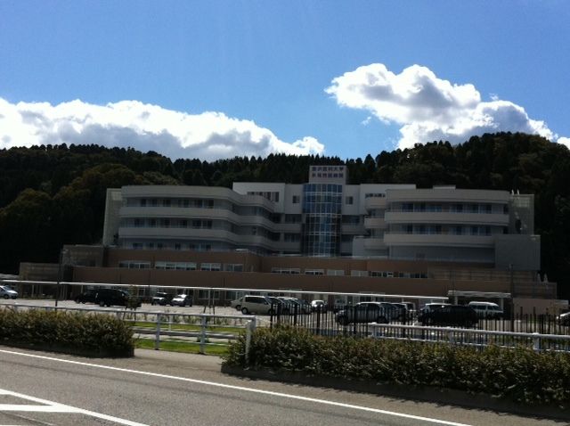 近くの氷見市民病院まで1,300m（徒歩17分）