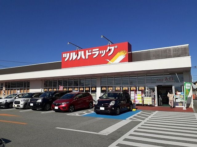 近くのツルハドラッグ韮崎店まで800m（徒歩10分）