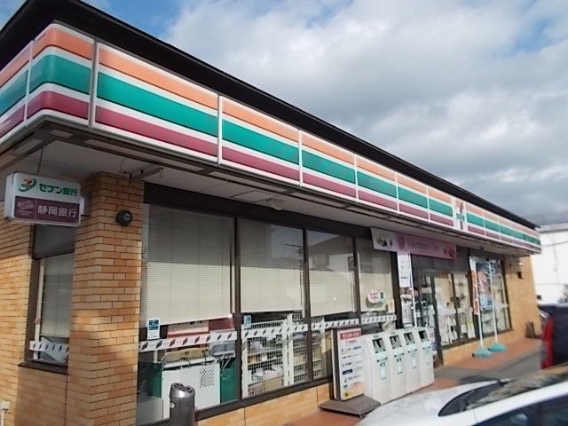 近くのセブンイレブン富士市比奈店まで800m（徒歩10分）