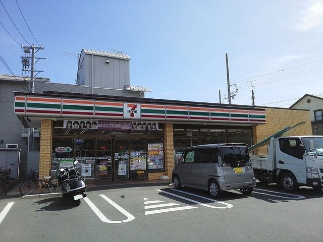近くのセブンイレブン新居文化公園前店まで800m（徒歩10分）