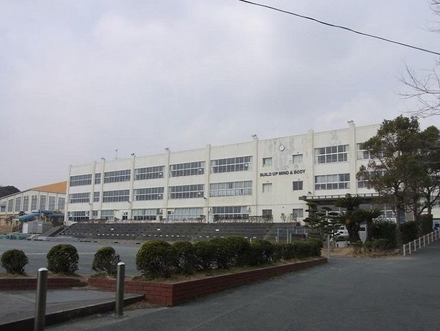 近くの湖西市立新居中学校まで2,800m（徒歩35分）