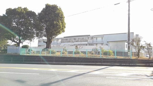 近くの三重東小学校まで850m（徒歩11分）
