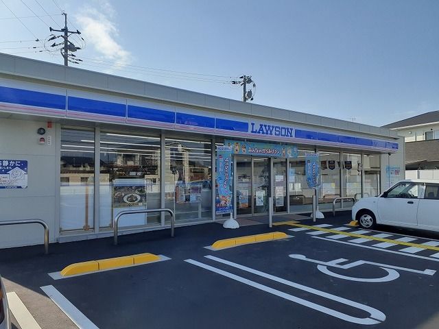 近くのローソンさんまで63m（徒歩1分）