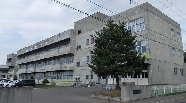 近くの旭川市立東栄小学校まで500m(徒歩7分)