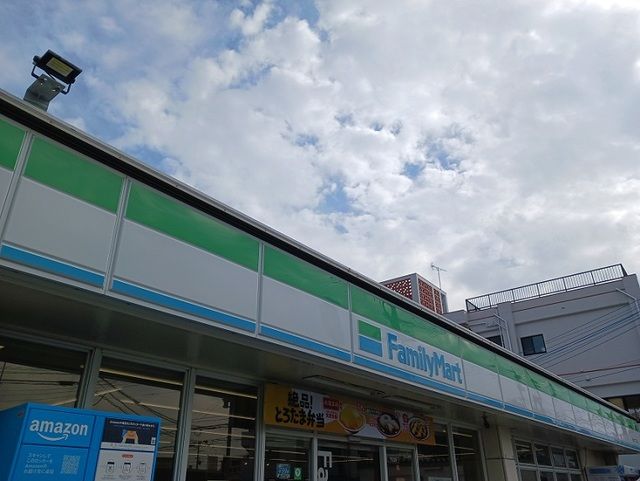 近くのファミリーマート我如古二丁目店まで310m（徒歩4分）