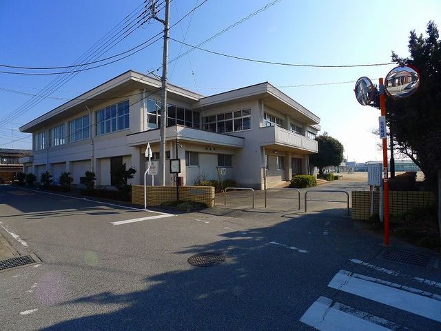 近くの館林市立第三小学校まで300m(徒歩4分)