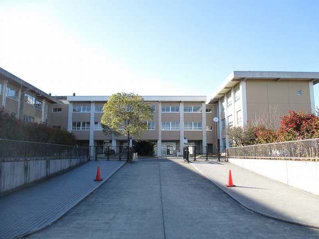 近くの桜小学校まで850m（徒歩11分）