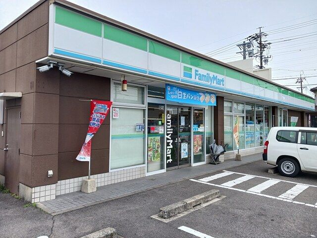 近くのファミリーマート 小牧新町店まで147m(徒歩2分)