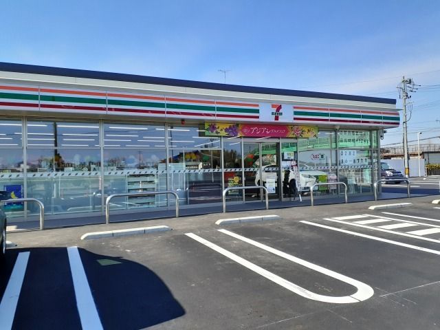 近くのセブンイレブン安塚小学校前店まで400m（徒歩5分）