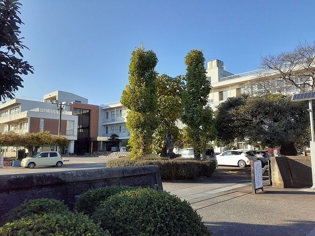 近くの小学校まで400m（徒歩5分）