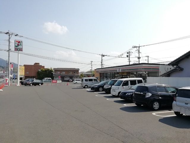 近くのコンビニまで300m（徒歩4分）