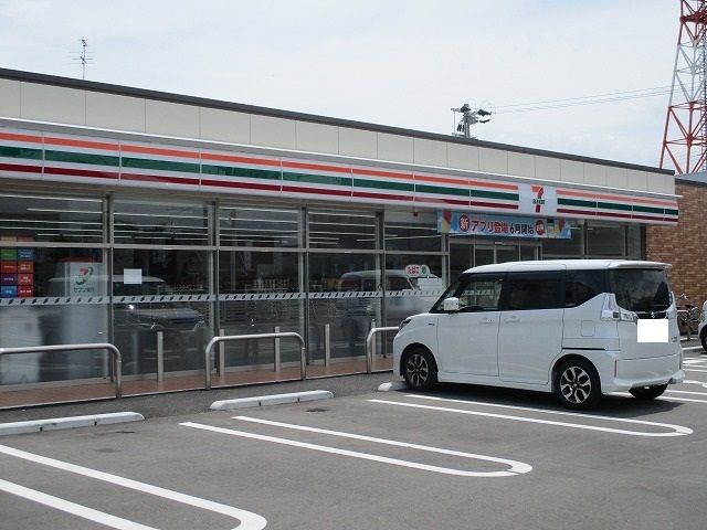 近くのコンビニまで230m（徒歩3分）