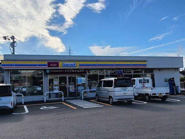 近くのミニストップ四国中央金生町店まで400m（徒歩5分）