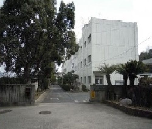 近くの広島市立安西中学校まで1,400m（徒歩18分）