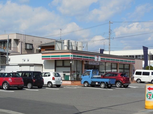 近くのコンビニまで550m（徒歩7分）