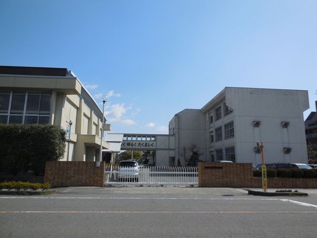 近くの小学校まで600m（徒歩8分）