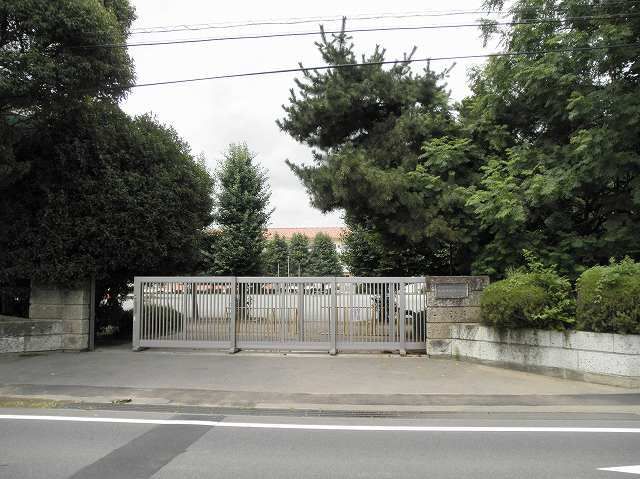 近くの薮塚小学校まで1,100m（徒歩14分）
