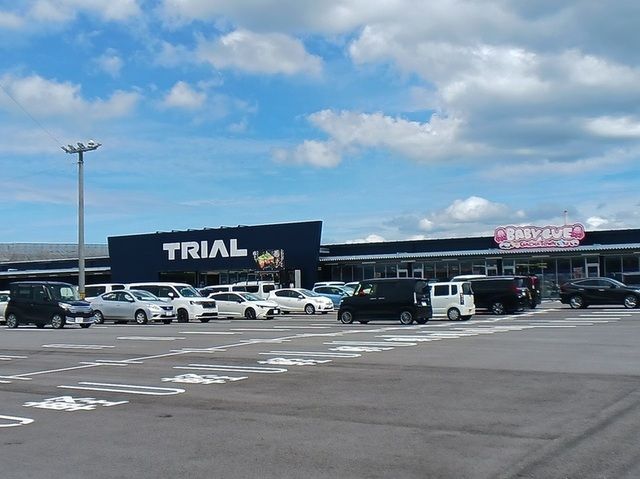 近くのメガセンタートライアル荒尾店まで1,600m（徒歩20分）