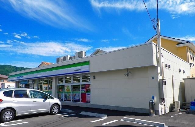 近くのコンビニまで550m（徒歩7分）