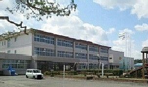 近くの旭川市立神楽小学校まで950m（徒歩12分）