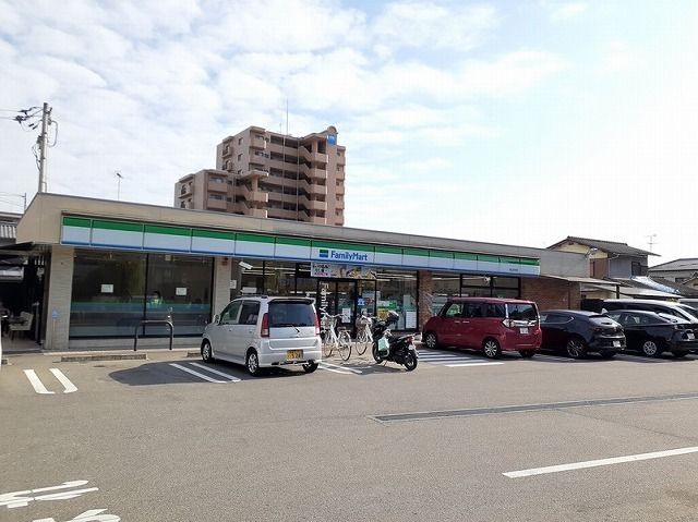 近くのファミリーマート石手店様まで400m（徒歩5分）