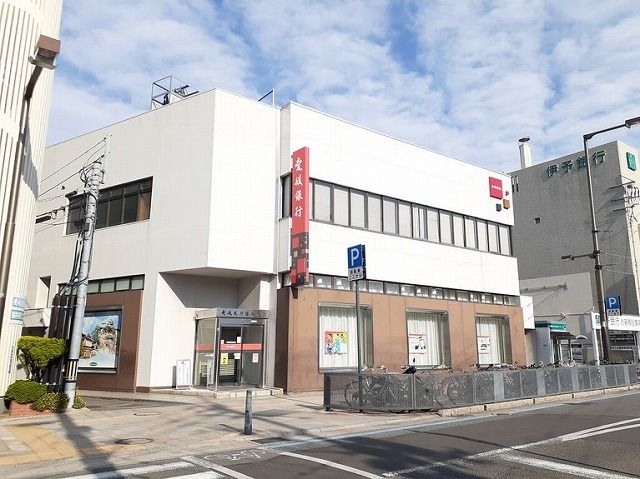 近くの愛媛銀行道後支店様まで1,100m（徒歩14分）
