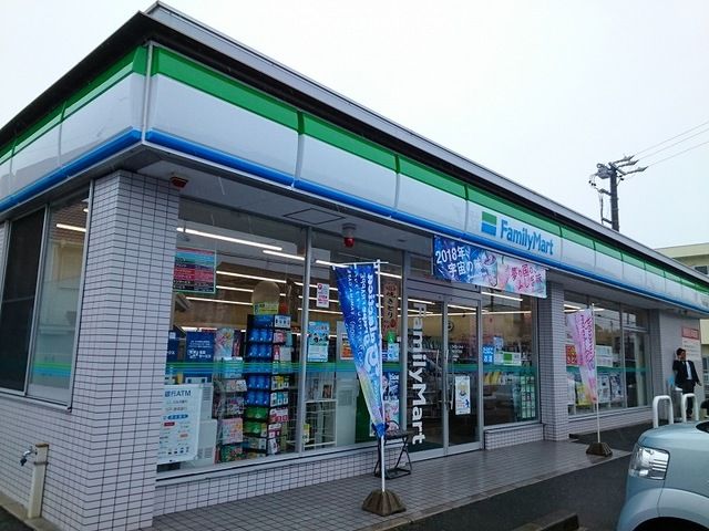 近くのファミリーマート浜松小沢渡店まで290m（徒歩4分）