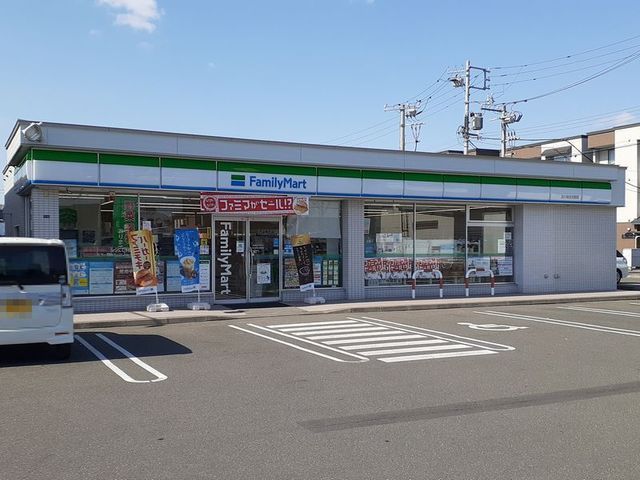 近くのファミリーマート住吉店まで350m（徒歩5分）