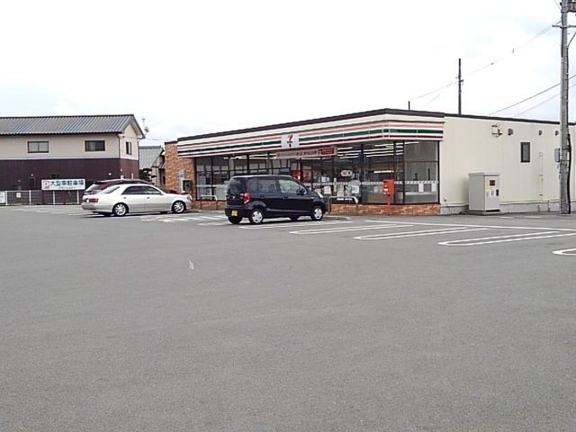 近くのコンビニまで300m（徒歩4分）