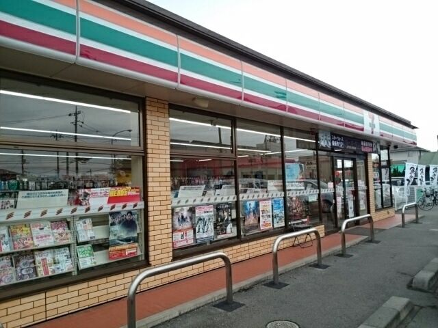 近くのコンビニまで290m（徒歩4分）
