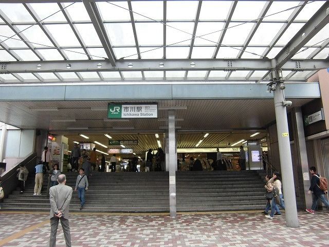近くの市川駅まで1,000m（徒歩13分）