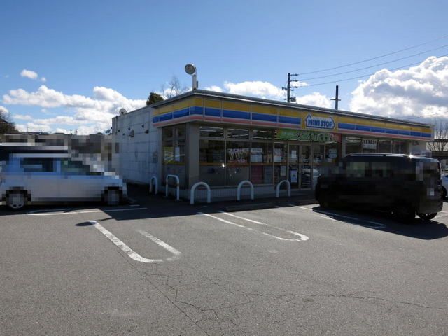 近くのミニストップ 岡崎洞町店まで900m（徒歩12分）