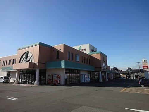 近くのラッキー 松岡店まで900m(徒歩12分)