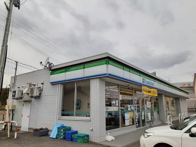 近くのファミリーマート桑折町店まで220m（徒歩3分）