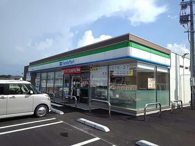 近くのファミリーマート 中津犬丸店まで1,000m(徒歩13分)