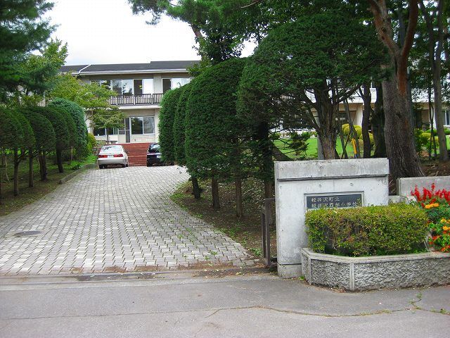 近くの軽井沢西部小学校まで800m(徒歩10分)