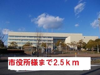 近くの役所まで2,500m（徒歩32分）