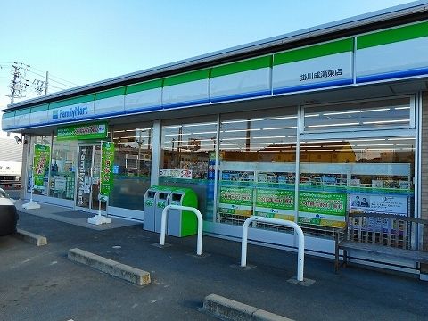 近くのファミリーマート掛川成滝東店まで550m（徒歩7分）