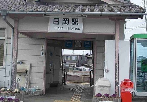 近くのJR日岡駅まで1,100m（徒歩14分）