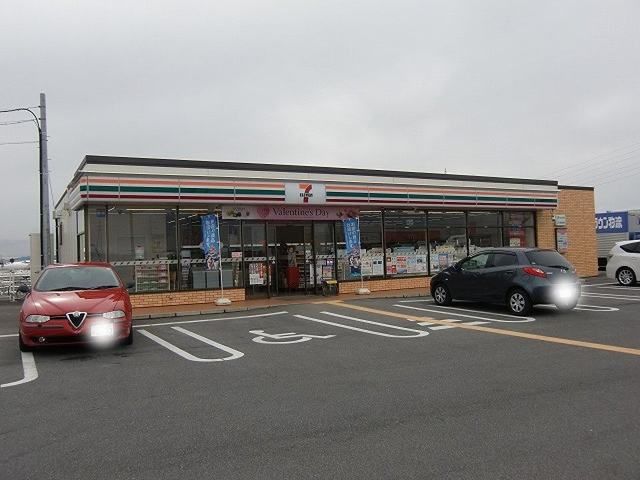 近くのコンビニまで677m（徒歩9分）