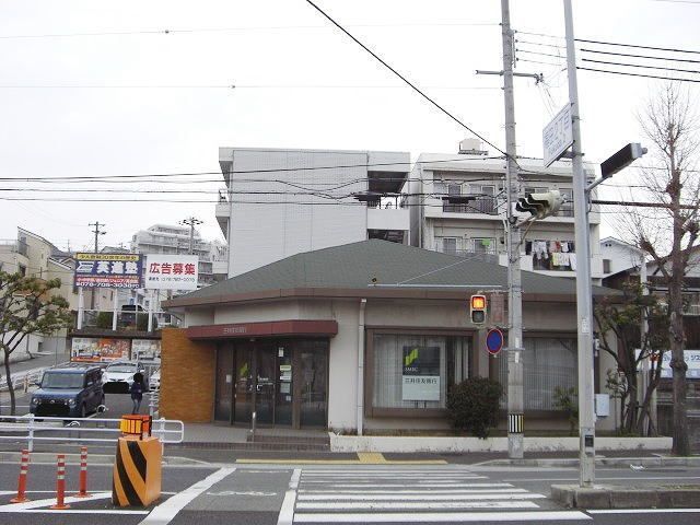 近くの三井住友銀行まで800m(徒歩10分)