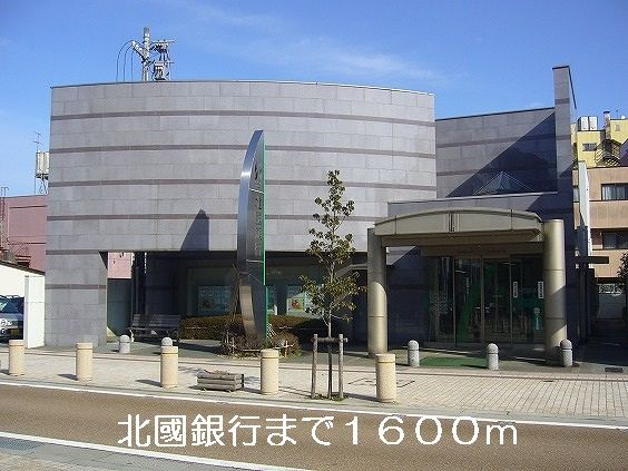 近くの銀行まで1,600m（徒歩20分）