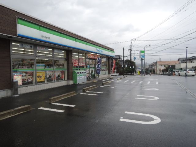 近くのファミリーマート富士宮野中店まで1,100m（徒歩14分）