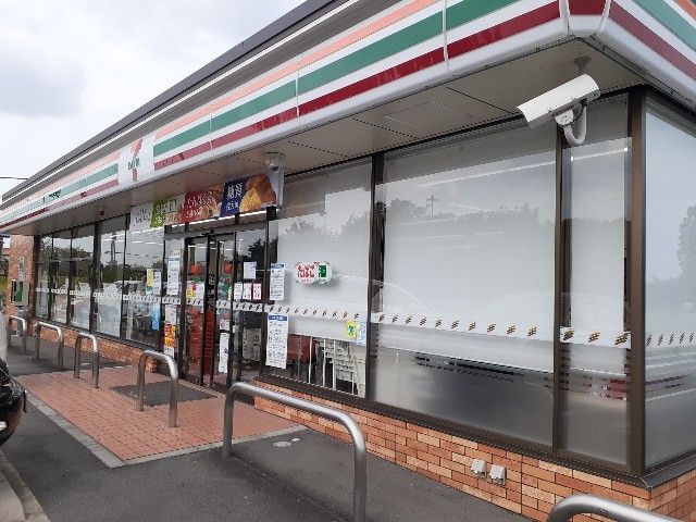 近くのセブンイレブン榛東新井店まで1,200m（徒歩15分）
