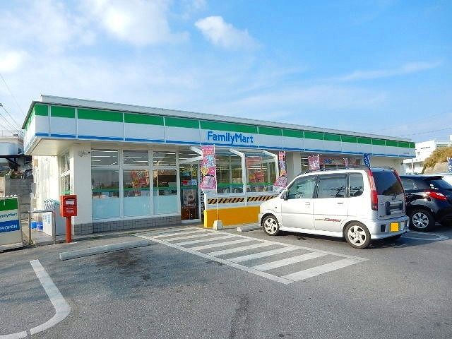 近くのファミリーマートうるま田場店まで170m（徒歩3分）