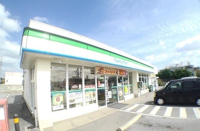 近くのファミリーマート名護宮里店まで1,000m（徒歩13分）