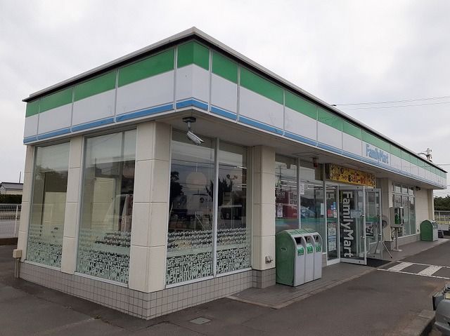 近くのファミリーマートまで800m（徒歩10分）