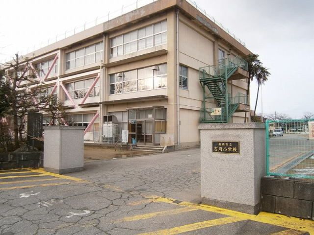 近くの小学校まで850m（徒歩11分）